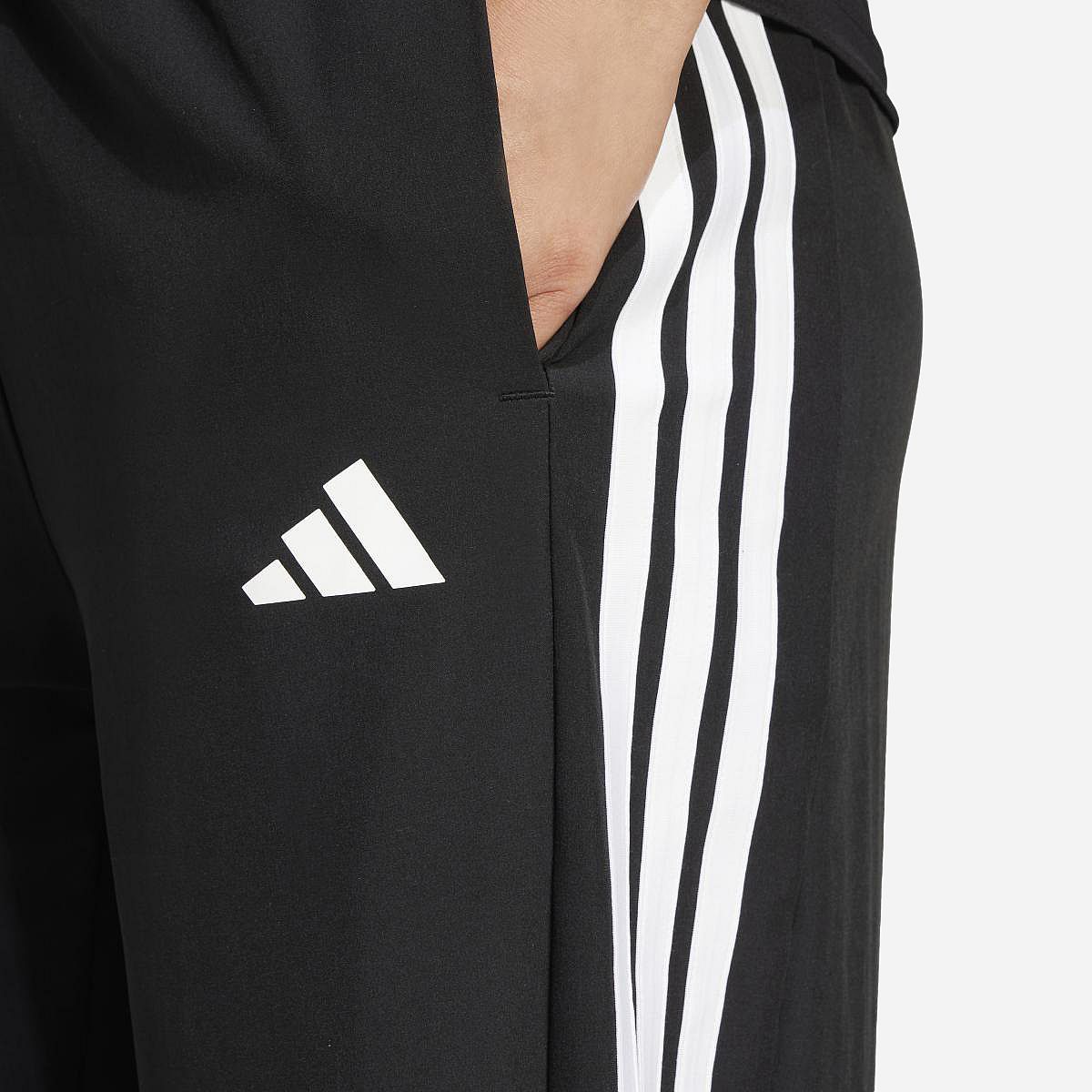 AN321030 Train Essentials 3-Stripes Woven Joggers