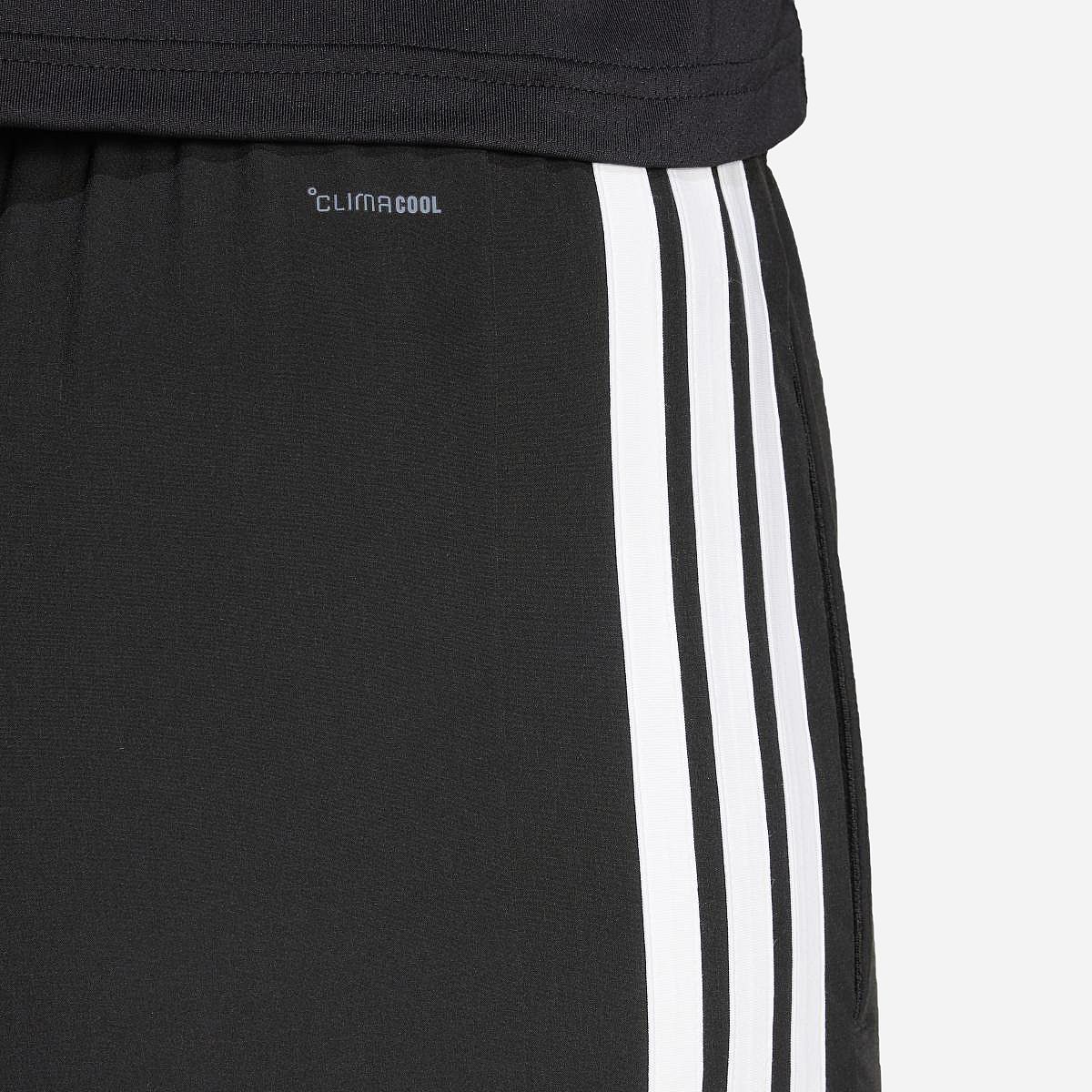 AN321030 Train Essentials 3-Stripes Woven Joggers