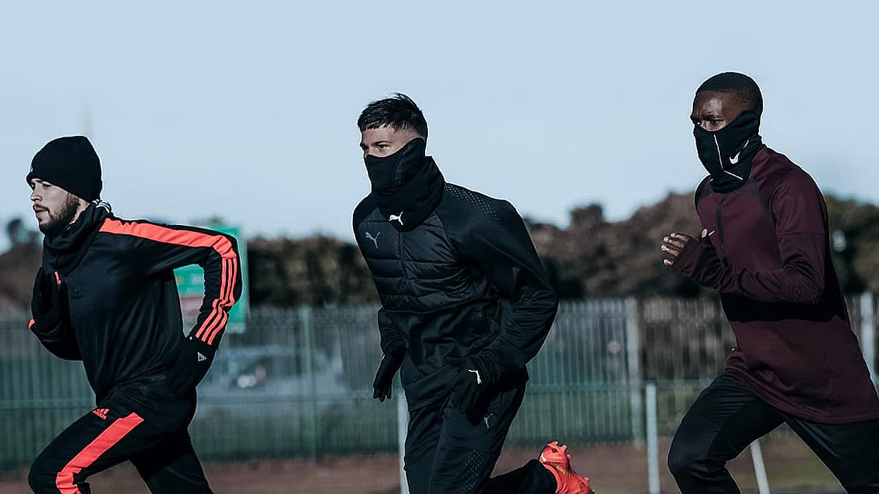 Hoe kleed je je als voetballer op slechte weersomstandigheden